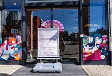 Auf einem Schild einer DM-Filiale steht &laquo;Wegen technischer St&ouml;rung bleibt die Filiale vorerst geschlossen!&raquo;. - Arnulf Stoffel/dpa