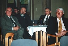 Nach dem Stiftungsrat 2001 - ArchivFoto: Auschwitz kKmitee