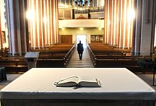 Mensch verlässt Kirche - Ingo Wagner/dpa/dpa-tmn