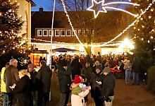 auch-der-platz-vor-dem-gemeindehaus-der-evangelischen-kirche-war-beim-adventsmarkt-gut-besucht - Till Neuhaus