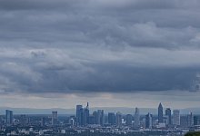 Dunkle Wolken über Bankenskyline von Frankfurt/Main - Boris Roessler/dpa