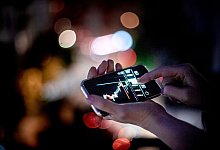 Kurs-Check auf Smartphone - Zacharie Scheurer/dpa-tmn