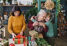 Ein Junge umarmt seine Gro&szlig;mutter - Viola Bulatova/Westend61/dpa-tmn