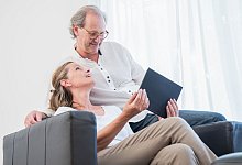 Ein Paar blickt gemeinsam auf ein Tablet - Christin Klose/dpa-tmn