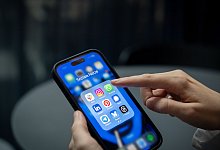 Eine Frau ruft auf einem Smartphone Soziale Medien auf - Zacharie Scheurer/dpa-tmn