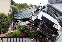 Lastwagen prallt gegen Hauswand - Rene Priebe/dpa