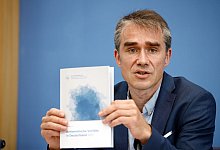 Benjamin Steinitz, gesch&auml;ftsf&uuml;hrender Vorstand des Bundesverband RIAS e.V., pr&auml;sentiert den Jahresbericht &laquo;Antisemitische Vorf&auml;lle in Deutschland&raquo;. - Carsten Koall/dpa