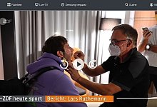 Die entscheidende Szene aus dem ZDF-Beitrag &uuml;ber die deutsche Nationalmannschaft in den Heute-Nachrichten vom 3. November: DHB-Teamarzt Dr. Kurt Steuer entnimmt Uwe Gensheimer eine Speichelprobe. Dabei tr&auml;gt der Mediziner lediglich eine Maske. Schutzbekleidung, Gesichtsvisier und Handschuhe sind nicht zu sehen. Screenshot: MT - Screenshot Marcus Riechmann