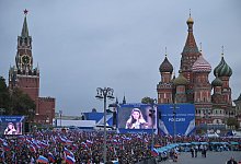 Menschen versammeln sich auf dem Roten Platz, um die Annexion der ukrainischen Regionen an Russland zu feiern. Die ARD berichtete in einem &laquo;Brennpunkt&raquo;. - Dmitry Serebryakov/AP/dpa