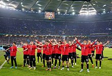 Die Spieler vom SC Freiburg feiern mit den Fans den Einzug ins Pokalfinale. - Marcus Brandt/dpa
