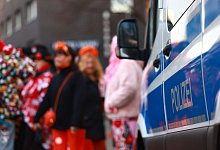 Weiberfastnacht im Rheinland - Beginn des Stra&szlig;enkarnevals - Rolf Vennenbernd/dpa