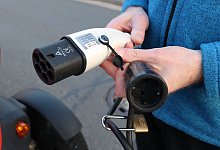 Viele Lades&auml;ulen, unterschiedliche Stecker: F&uuml;r seinen Schuko-Stecker braucht Ingo Altmann einen Adapter. - Angelina Kuhlmann