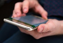 Identifikation per Handy - Foto: Andrea Warnecke/dpa-tmn