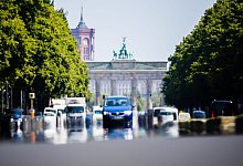 Blick auf eine aufgeheizte Stra&szlig;e - Christoph Soeder/dpa/dpa-tmn
