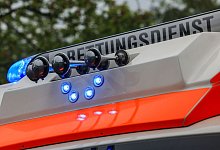 Ein Rettungswagen steht an einem Einsatzort - Oliver Berg/dpa