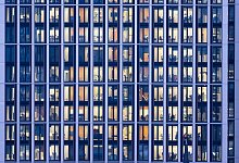 Büroarbeit in Frankfurt - Boris Roessler/dpa