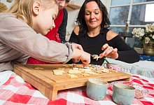 Selber machen: So wird Plätzchenbacken für Familien zum Vergnügen - Foto: Benjamin Nolte/dpa-tmn