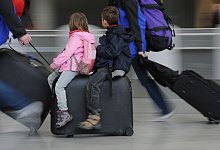 Reisende am Frankfurter Flughafen - Foto: Arne Dedert/dpa
