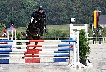 Gut gemacht: Nachwuchsreiter Jendrik Barth vom RV Lippische Rose wurde mit Vagabund Zweiter im A-Springen. Außerdem war er mit seiner Stute Palegra auch im M*-Springen platziert. - Foto: Schwabbauer