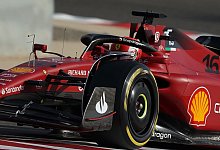 Ferrari-Pilot Charles Leclerc startet in Bahrain von der Pole Position. - Hasan Bratic/dpa