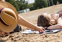 Handyklau im Freibad - Foto: Christin Klose/dpa-tmn