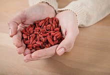 Frau hält Gojibeeren in den Händen - Christin Klose/dpa-tmn
