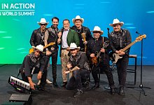 The BossHoss singen und trainieren mit Schwarzenegger - Mathes Martin/Schwarzenegger Climate Initiative/dpa