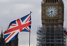 Ein Union Jack weht vor dem Big Ben - Monika Skolimowska/dpa/dpa-tmn