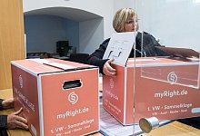 Eine Justizmitarbeiterin in Braunschweig nimmt im November 2017 die Klagen im VW-Abgasskandal von mehr als 15.000 Betroffenen entgegen, die von der US-Kanzlei Hausfeld und der Internetplattform Myright eingereicht wurden. - picture alliance / Peter Steffen/dpa