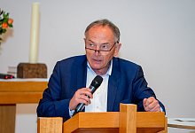 Professor Dr. Jürgen Deller hält den Vortrag im Kirchlichen Zentrum Eben-Ezer - Eben-Ezer
