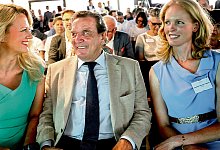 Eingerahmt: Gerhard Schr&ouml;der 2017 in Bielefeld zwischen Barbara Sch&ouml;neberger (l.) und Elizabeth Herzogin in Bayern. - Sarah Jonek