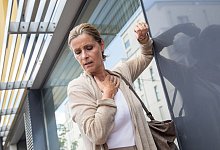 Eine Frau ringt nach Atem - Christin Klose/dpa-tmn