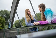 Zwei Frauen stehen auf einer Br&uuml;cke - Christin Klose/dpa-tmn