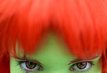 Cosplayerin mit farbigen Kontaktlinsen - Hendrik Schmidt/dpa/dpa-tmn