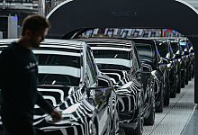 Elektrofahrzeug vom Typ Model Y stehen in der Tesla-Fabrik Berlin Brandenburg auf einem Band. - Patrick Pleul/dpa-Zentralbild POOL/dpa