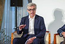 Regisseur Wim Wenders gestikuliert. - Gerald Matzka/dpa/Archivbild