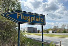 Kleinflugzeug st&uuml;rzt auf Werksgel&auml;nde - Michael Brandt/dpa