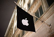 Apple Fahne - Julian Stratenschulte/dpa