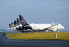 Lufthansa-Maschinen stehen am Boden - Foto: Soeren Stache/dpa-Zentralbild/dpa-tmn