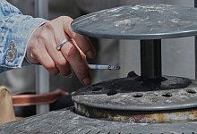 Frankreich verbietet teils Rauchen in öffentlichen Bereichen - Michel Euler/AP/dpa