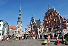 Das Schwarzh&auml;upterhaus (r.) und die Petrikirche (l.) auf dem Rathausplatz der lettischen Hauptstadt Riga. - Uwe Zucchi/dpa-Zentralbild/dpa