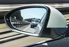 Im Au&szlig;enspiegel eines Pkw, der etwa 120 Kilometer pro Stunde und auf der linken Fahrbahn f&auml;hrt, ist ein Kleintransporter zu sehen, der viel zu dicht auff&auml;hrt und keinen Sicherheitsabstand einh&auml;lt. - Patrick Pleul/dpa-Zentralbild/dpa