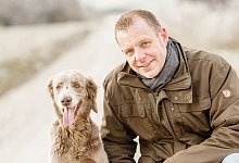 Tierarzt Stefan Knoop aus Beverungen mit seinem Hund. - Sigrid Urban Photography