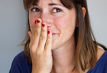 Frau wird rot im Gesicht - Silvia Marks/dpa-tmn