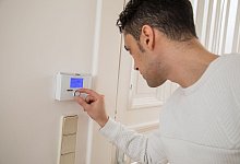 Eine Person regelt die Temperatur - Christin Klose/dpa-tmn