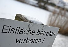 Gefahr bei zugeforenen Gew&auml;ssern - Michael Brandt/dpa