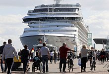 Passanten vor dem Kreuzfahrtschiff Marina von Oceania Cruises - Bernd W&uuml;stneck/dpa