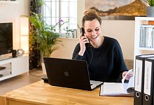 Eine Frau telefoniert im Homeoffice - Benjamin Nolte/dpa-tmn
