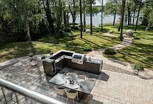 Outdoorküche in einem Garten - AMK/dpa-tmn