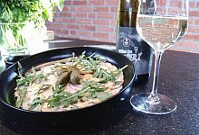 Ein Teller mit dem Kalbfleischgericht Vitello Tonnato - ---/Kontrollgemeinschaft Deutsches Kalbfleisch/dpa-tmn